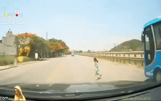 Clip: 'Thót tim' khoảnh khắc tài xế ô tô đánh lái 'xuất thần', tránh va chạm với bé gái bất ngờ chạy qua đường Ảnh 2