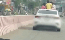 Clip: Tài xế điều khiển ô tô trên đường, thản nhiên để 3 đứa trẻ đứng nhô người trên cửa sổ trời gây bức xúc Ảnh 2