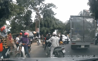 Clip: Người đàn ông liên tục đạp vào mặt tài xế xe tải sau va chạm giao thông gây bức xúc Ảnh 2