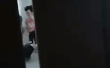 Clip: Nghi vấn cha dượng bóp cổ, đập đầu con gái của vợ vào tường khiến nhiều người phẫn nộ Ảnh 2