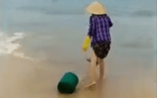 Bị nhắc nhở khi đổ rác ra biển, người phụ nữ có hành động khiến nhiều người phẫn nộ Ảnh 2