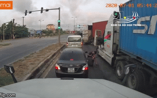 Clip: Người đàn ông chặn đầu xe, hùng hổ doạ nạt tài xế container và cái kết 'đắng' Ảnh 2