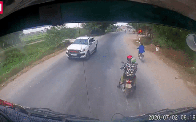 Clip: Dừng giữa đường để làm hành động bất ngờ, đôi vợ chồng khiến tài xế ô tô được phen 'thót tim' Ảnh 2