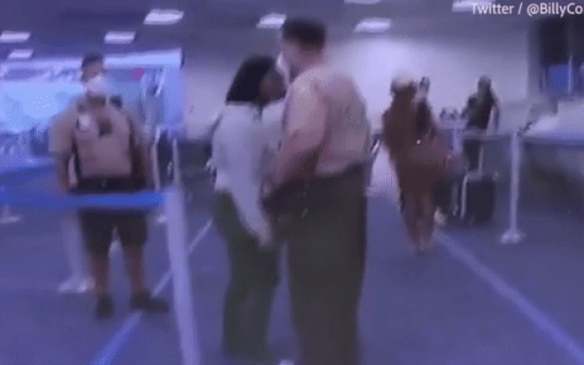 Đánh người phụ nữ vì bị mắng là 'da đen', nam cảnh sát bị đình chỉ công tác Ảnh 2