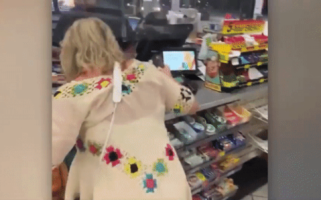 Người phụ nữ mắng nhân viên và nhổ nước bọt lên quầy thu ngân vì bị yêu cầu đeo khẩu trang Ảnh 2