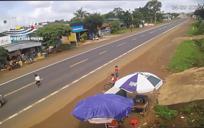 Clip: Chạy qua đường mà không chú ý, bé trai bị xe ô tô đâm trúng, văng xa nhiều mét Ảnh 2