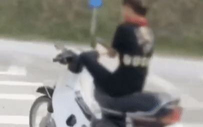 Triệu tập nữ sinh 15 tuổi ở Tuyên Quang điều khiển xe máy bằng chân Ảnh 2