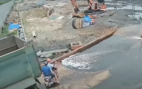 Clip: Xe ben lùi trúng xe máy phía sau, phản ứng cực nhanh nhạy của 2 người đàn ông khiến tất cả thót tim Ảnh 2