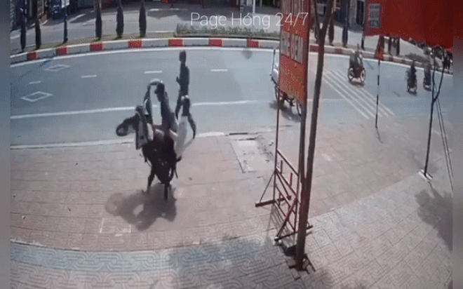 Clip: Quay đầu xe chạy trốn cảnh sát trật tự, hai nam thanh niên nhận lại cái kết 'cực nhọ' Ảnh 2