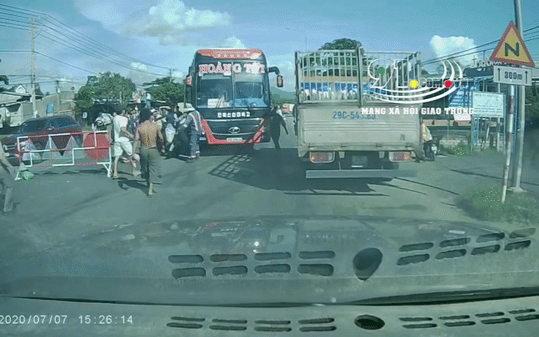 Clip: Gây gổ với người điều tiết giao thông, 2 nhân viên xe khách bị cả nhóm người đánh lại Ảnh 2