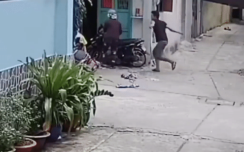 Clip: Nam thanh niên đánh cha mẹ già trước cửa nhà gây phẫn nộ Ảnh 2