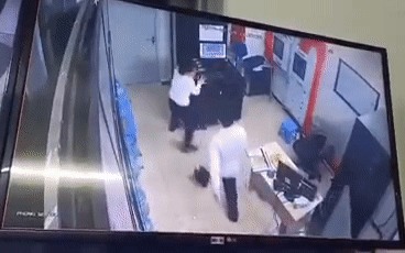 Nam thanh niên uống rượu say lao vào hành hung nữ bảo vệ ở chung cư Ảnh 2