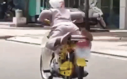 Clip: Hốt hoảng cảnh gười phụ nữ lớn tuổi nằm cả lên yên xe máy đang chạy tốc độ cao trên đường Ảnh 2