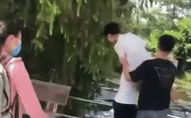 Clip: Tranh cãi cảnh nhóm học sinh nam hùa nhau ném bạn nữ xuống hồ nước ho sặc sụa Ảnh 2