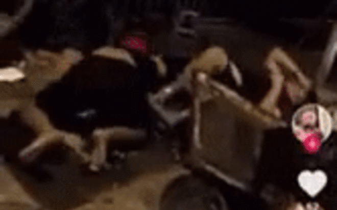 Nam thanh niên không tỉnh táo nằm vạ vật, tay chân khua múa giữa đống ngổn ngang gây xôn xao Ảnh 2