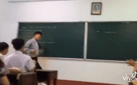 Clip: Nam sinh sải bước thần thái y như người mẫu lên nhận giấy khen khiến dân tình cười bò Ảnh 2