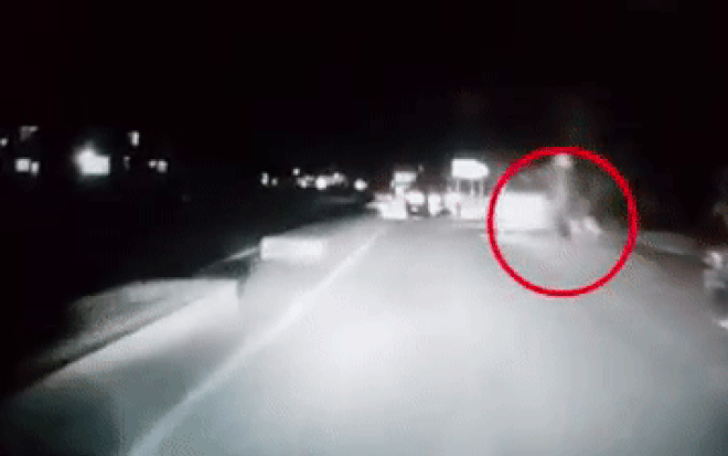 Clip: Xin vượt mặt không thành công, tài xế ô tô 'chơi liều' húc văng hai xe máy Ảnh 2