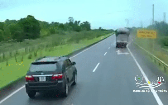 Clip: Xe tải chở bao bì bất ngờ chao đảo rồi lật nghiêng trên cao tốc Ảnh 2