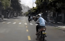 Bốc đầu xe máy 'làm màu' trước 2 cô gái, thanh niên nhận cái kết xấu hổ giữa phố Ảnh 2