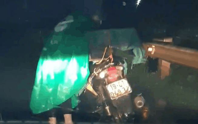 Thấy người phụ nữ lom khom cột hàng hóa giữa trời mưa lớn trong đêm tối om, tài xế ô tô liền có hành động giúp đỡ cực ý nghĩa Ảnh 2