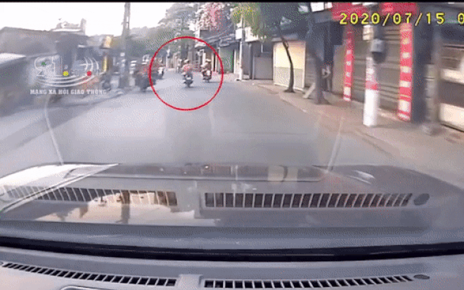 Cô gái bị xe máy chèn qua người khi ngã ra đường, thái độ của người ghi lại đoạn video mới thực sự đáng phẫn nộ Ảnh 2