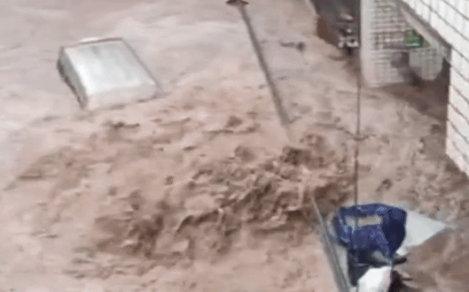 Nước lũ phun trào như nham thạch ở Trung Quốc, nhấn chìm ô tô đỗ trên đường Ảnh 2