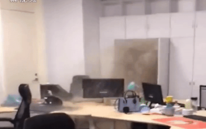 Nước lũ đổ ập xối xả vào văn phòng ở Trung Quốc nhấn chìm mọi đồ vật Ảnh 2