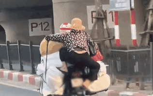 Clip: Người phụ nữ với tư thế ngồi 'bá đạo' trên đống hàng phía sau xe máy khiến nhiều người lo sợ Ảnh 2