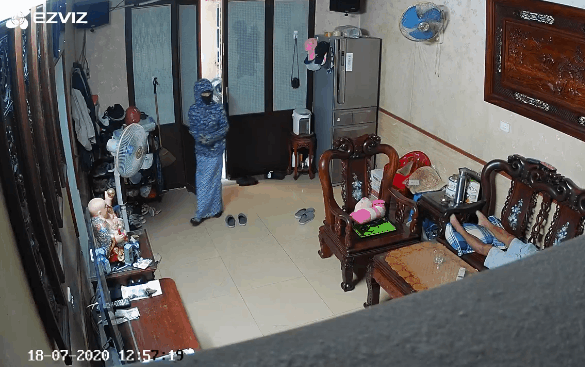 Clip: Đến mua trà tắc thấy chủ nhà nằm ngủ say trên ghế, nữ 'ninja' thản nhiên đi quanh phòng rồi lấy trộm tiền Ảnh 2