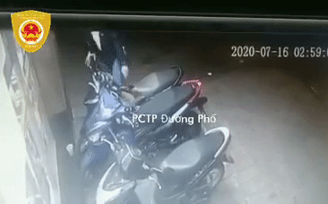 Clip: Nam thanh niên bẻ khóa trộm xe máy ngay trước cửa hàng tiện lợi ở TP.HCM Ảnh 2