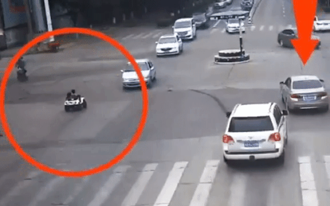 Lái xe ngược chiều trên phố giờ cao điểm, hai 'quái xế' mầm non bị tóm Ảnh 2