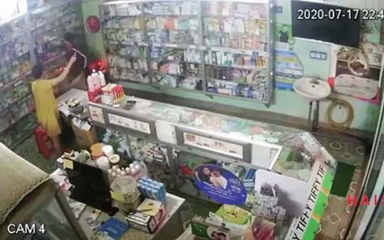 Thanh niên cầm túi xông vào hiệu thuốc, vừa dọa bà chủ vừa vét hàng Ảnh 2