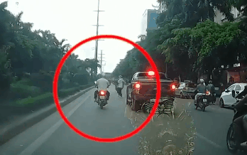 Clip: Ôm trẻ nhỏ chạy qua đường thiếu quan sát, người phụ nữ cùng đứa bé ngã úp mặt vào lùm cây trên dải phân cách Ảnh 2