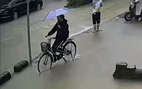 Clip: Nữ sinh đạp xe bất ngờ lọt thỏm xuống miệng cống giữa trời mưa gió khiến nhiều người 'thót tim' Ảnh 2