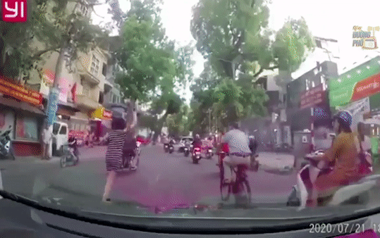 Clip: Cô gái có 'hành động lạ' ngay giữa đường phố đông đúc khiến ai cũng ngỡ ngàng Ảnh 2