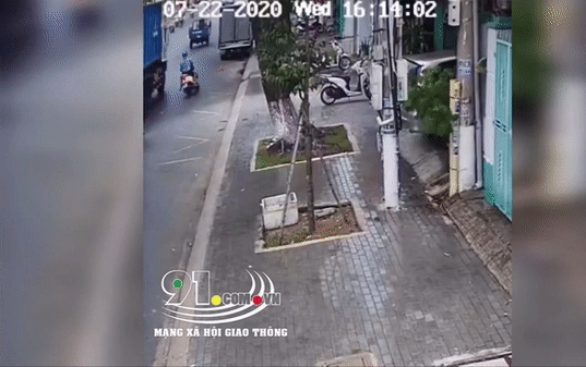 Clip: Trượt ngã trên đường đón con, người mẹ bị xe chở rác cán thương tâm Ảnh 2