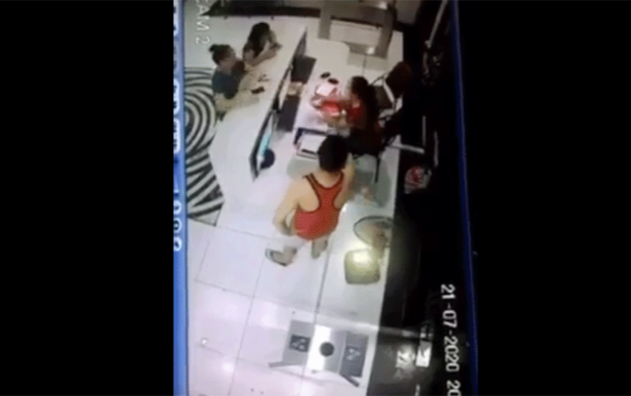 Một cán bộ ngân hàng tự xưng là công an, hành hung nữ nhân viên bể bơi vì con trai quẹt thẻ nhầm Ảnh 2