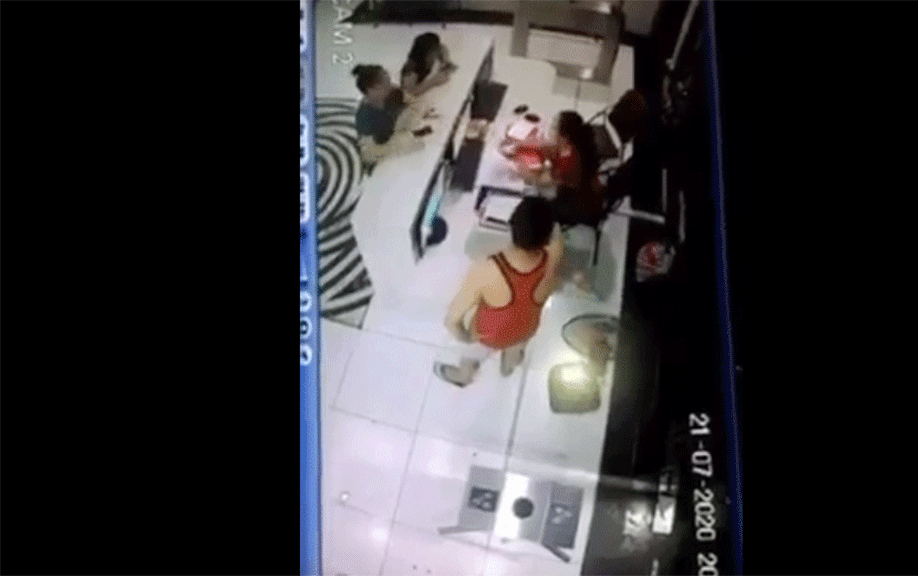 Người hành hung nữ nhân viên bể bơi vì con trai quẹt thẻ nhầm là giám đốc một chi nhánh ngân hàng Ảnh 2