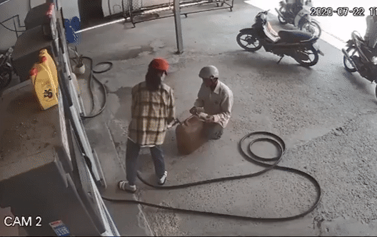 Clip: Nhiều người hoảng hốt tháo chạy khi cây xăng bất ngờ phát nổ Ảnh 2