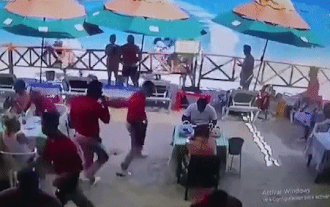 Đang dùng bữa, nhóm thực khách bị mô tô nước 'điên' tông trúng Ảnh 2