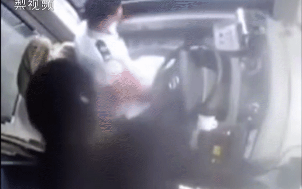 Người phụ nữ đánh tài xế xe buýt tới 21 lần, thái độ của tài xế mới thực sự đáng kinh ngạc Ảnh 2