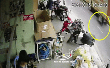 Clip: Người phụ nữ bị xe ô tô húc văng khi qua đường, tài xế nhẫn tâm bỏ trốn Ảnh 2