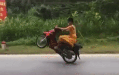 Khoe clip mặc váy, bốc đầu xe máy lên MXH để câu view, nam thanh niên nhận kết đắng Ảnh 2