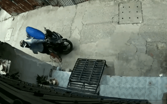 Clip: Màn trộm đồ cúng 'nhanh như cắt' của người phụ nữ khiến nhiều người ngao ngán Ảnh 2