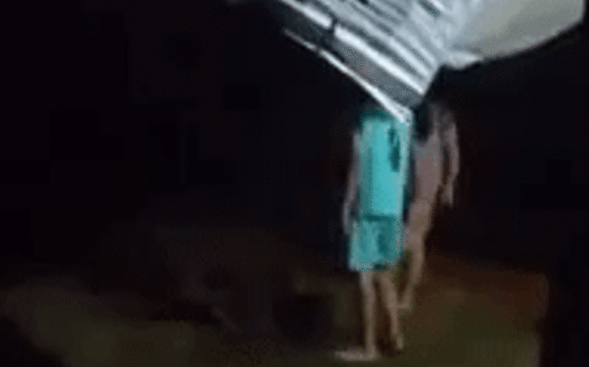 Con trai 16 tuổi cùng mẹ trói chân tay bố giữa sân, dùng dép vả liên tiếp vào mặt Ảnh 2