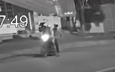 Clip: Dựng xe trên lề đường rồi nằm ngủ ngon lành, người đàn ông bị 2 thanh niên thản nhiên 'cuỗm' luôn xe máy Ảnh 2