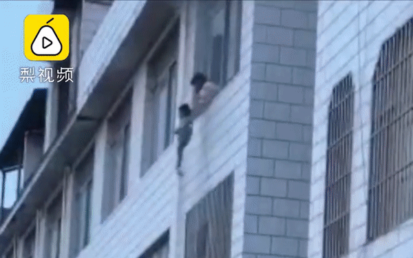 Mắc kẹt trong 'biển lửa', mẹ đánh liều thả con xuống từ tầng 3 Ảnh 2