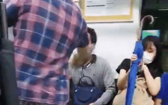Bị nhắc nhở đeo khẩu trang, người đàn ông hành hung khách trên tàu điện ngầm Ảnh 2