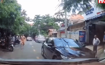 Clip: Đỗ xe lấn chiếm lòng đường còn lớn tiếng quát nạt, tài xế ô tô lĩnh trọn cú tát đau điếng Ảnh 2