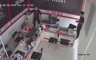 Clip: Vừa mở ngăn kéo, nữ nhân viên hốt hoảng bỏ chạy khi phát hiện con rắn nằm cuộn tròn trong hộc tủ Ảnh 2